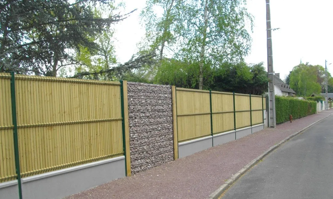 clôture en bois et gabions